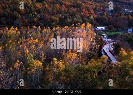 Blick auf den Monte de Hervas via verde via de la Plata Puente de Hierro Herbstfarben ockergelb-grün Sonnenuntergang Stockfoto