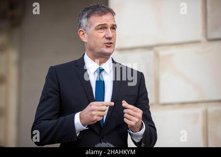 NEUÜBERMITTLUNG DES GEÄNDERTEN NAMENS Peter Kyle MP bei seinem ersten Besuch in Stormont als Schattenstaatssekretär für Nordirland. Stockfoto