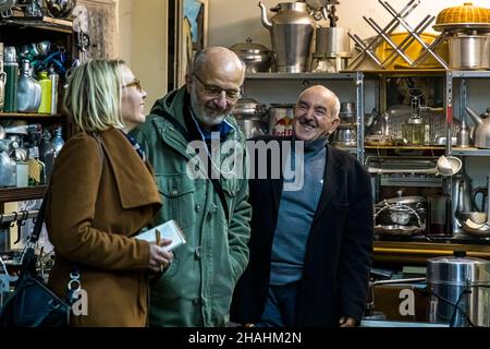 Saint-Chamond, Frankreich. Kader Zennaf sammelt im Haus seiner verstorbenen Mutter Aluminiumobjekte. Er begann dies schon in jungen Jahren zu tun. Als Kind bekam er einen kleinen Kaffeebecher aus Aluminium, dem französischen Metall. Stockfoto