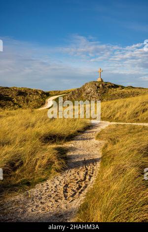 Das Kreuz von St. Dwynwen auf der Insel Llanddwyn, Isle of Anglesey, Nordwales Stockfoto