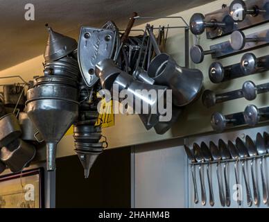 Saint-Chamond, Frankreich. Kader Zennaf sammelt im Haus seiner verstorbenen Mutter Aluminiumobjekte. Er begann dies schon in jungen Jahren zu tun. Als Kind bekam er einen kleinen Kaffeebecher aus Aluminium, dem französischen Metall. Stockfoto