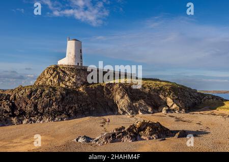 TWR Mawr Leuchtturm im Winter auf Llanddwyn Island auf der Isle of Anglesey, Nordwales Stockfoto