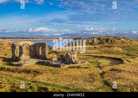 Das keltische Kreuz und die Ruinen der St. Dwynwen-Kirche auf der Insel Llanddwyn, Isle of Anglesey, Nordwales Stockfoto
