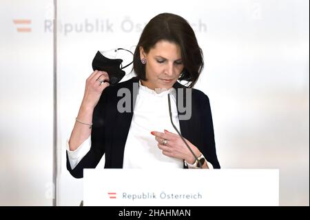 Pressekonferenz zur obligatorischen Impfung mit Karoline Edtstadler, Bundesministerin für EU und Verfassung Stockfoto