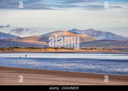 Mount Snowdon und die Snowdonia Berge vom Newborough Beach im Winter, Isle of Anglesey, Nordwales Stockfoto