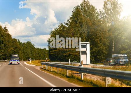 Moderne Blitzer auf der Autobahn. Stockfoto