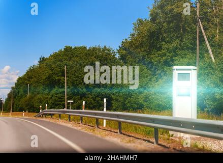 Moderne Blitzer auf der Autobahn. Stockfoto