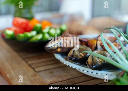 Heiß geräucherter Scomber und frisches Gemüse. Stockfoto