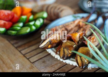 Heiß geräucherter Scomber und frisches Gemüse. Stockfoto