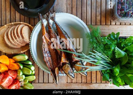 Heiß geräucherter Scomber und frisches Gemüse. Stockfoto