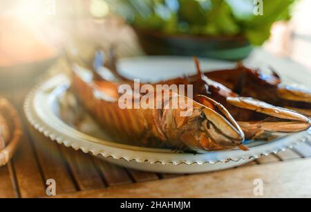 Frisch geräucherter Makrele auf dem Tisch. Stockfoto