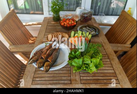 Heiß geräucherter Scomber und frisches Gemüse. Stockfoto