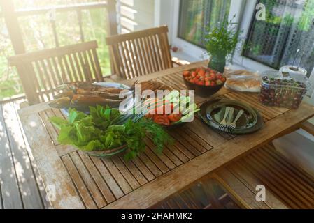 Heiß geräucherter Scomber und frisches Gemüse. Stockfoto