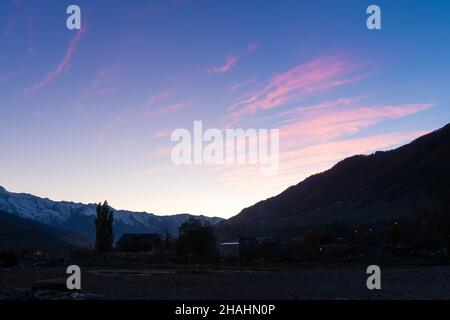 Schöner Herbst frostiger Sonnenuntergang auf dem Hintergrund der Berge in Mestia, Georgien Stockfoto