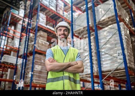 Mann, der mit gefalteten Händen auf die Kamera schaut Stockfoto