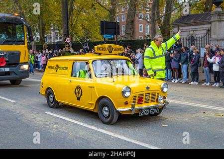 13. November 2021, London, Großbritannien - jährliche Lord Mayor's Show, AA (Automobile Association) 1960s Minivan 850cc A-Serie Modell Streifenwagen Stockfoto
