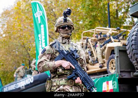 13. November 2021, London, Großbritannien - Lord Mayor's Show, Marine mit automatischem Gewehr, Helm und Kamera auf dem Royal Marines Reserve-Schwimmer Stockfoto