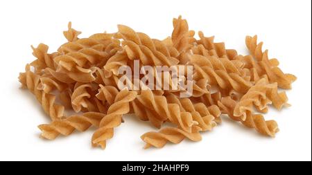 Wolegrain fusilli Pasta aus Hartweizen isoliert auf weißem Hintergrund mit Clipping Pfad und volle Schärfentiefe. Stockfoto