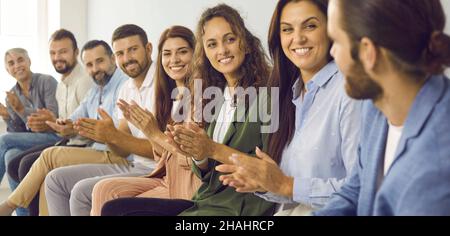 Dankbare Menschen bei Geschäftstreffen applaudieren dem Mann, der seine Erfahrungen und sein Wissen mit ihnen teilte. Stockfoto