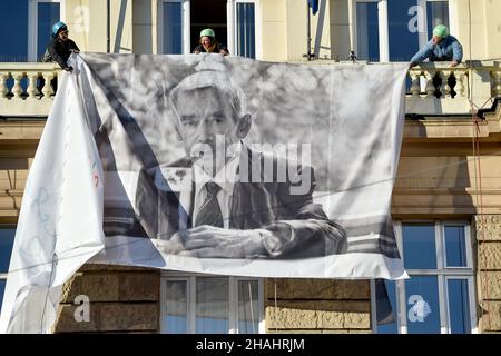 Brünn, Tschechische Republik. 13th Dez 2021. Das großformatige Foto erinnert an das Vermächtnis des tschechischen Präsidenten und Dissidenten Vaclav Havel (1936-2011) im Gebäude der Regionalverwaltung in Brünn (Südmährische Region), Tschechische Republik, 13. Dezember 2021. Quelle: Vaclav Salek/CTK Photo/Alamy Live News Stockfoto