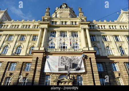 Brünn, Tschechische Republik. 13th Dez 2021. Das großformatige Foto erinnert an das Vermächtnis des tschechischen Präsidenten und Dissidenten Vaclav Havel (1936-2011) im Gebäude der Regionalverwaltung in Brünn (Südmährische Region), Tschechische Republik, 13. Dezember 2021. Quelle: Vaclav Salek/CTK Photo/Alamy Live News Stockfoto