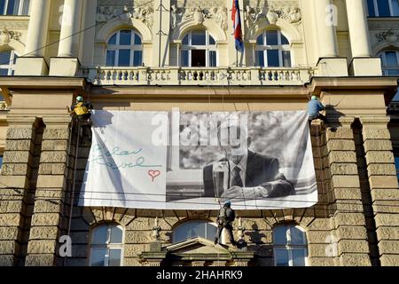 Brünn, Tschechische Republik. 13th Dez 2021. Das großformatige Foto erinnert an das Vermächtnis des tschechischen Präsidenten und Dissidenten Vaclav Havel (1936-2011) im Gebäude der Regionalverwaltung in Brünn (Südmährische Region), Tschechische Republik, 13. Dezember 2021. Quelle: Vaclav Salek/CTK Photo/Alamy Live News Stockfoto