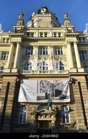 Brünn, Tschechische Republik. 13th Dez 2021. Das großformatige Foto erinnert an das Vermächtnis des tschechischen Präsidenten und Dissidenten Vaclav Havel (1936-2011) im Gebäude der Regionalverwaltung in Brünn (Südmährische Region), Tschechische Republik, 13. Dezember 2021. Quelle: Vaclav Salek/CTK Photo/Alamy Live News Stockfoto