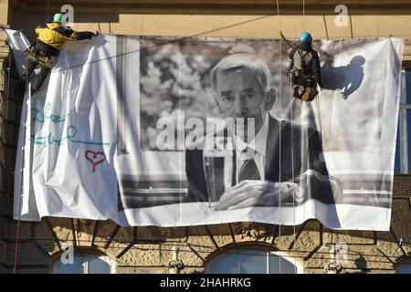 Brünn, Tschechische Republik. 13th Dez 2021. Das großformatige Foto erinnert an das Vermächtnis des tschechischen Präsidenten und Dissidenten Vaclav Havel (1936-2011) im Gebäude der Regionalverwaltung in Brünn (Südmährische Region), Tschechische Republik, 13. Dezember 2021. Quelle: Vaclav Salek/CTK Photo/Alamy Live News Stockfoto