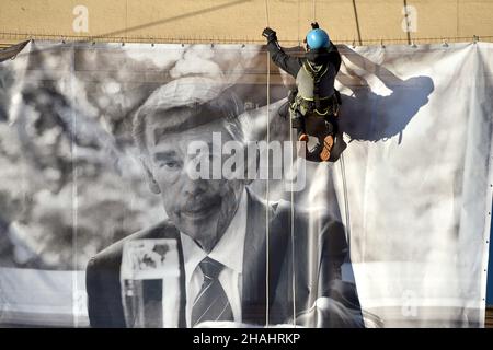 Brünn, Tschechische Republik. 13th Dez 2021. Das großformatige Foto erinnert an das Vermächtnis des tschechischen Präsidenten und Dissidenten Vaclav Havel (1936-2011) im Gebäude der Regionalverwaltung in Brünn (Südmährische Region), Tschechische Republik, 13. Dezember 2021. Quelle: Vaclav Salek/CTK Photo/Alamy Live News Stockfoto