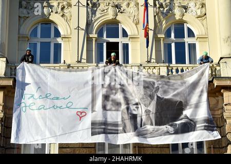 Brünn, Tschechische Republik. 13th Dez 2021. Das großformatige Foto erinnert an das Vermächtnis des tschechischen Präsidenten und Dissidenten Vaclav Havel (1936-2011) im Gebäude der Regionalverwaltung in Brünn (Südmährische Region), Tschechische Republik, 13. Dezember 2021. Quelle: Vaclav Salek/CTK Photo/Alamy Live News Stockfoto