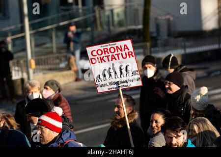 Salzburg, Österreich. 12th Dez 2021. Zeichen: „ Monika Donner Covid-Diktatur “. Am 12. Dezember 2021 nahmen etwa 4500 Personen an einer Demonstration gegen alle Covid-19-Maßnahmen wie Zwangsmasken oder die obligatorische Impfung in Salzburg Teil. Die Parteien MFG und FPOe organisierten den Protest. (Foto: Alexander Pohl/Sipa USA) Quelle: SIPA USA/Alamy Live News Stockfoto