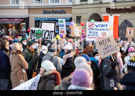 Salzburg, Österreich. 12th Dez 2021. Am 12. Dezember 2021 nahmen etwa 4500 Personen an einer Demonstration gegen alle Covid-19-Maßnahmen wie Zwangsmasken oder die obligatorische Impfung in Salzburg Teil. Die Parteien MFG und FPOe organisierten den Protest. (Foto: Alexander Pohl/Sipa USA) Quelle: SIPA USA/Alamy Live News Stockfoto