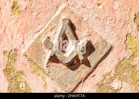 Freimaurer-Symbol in verwitterter Architektur Stockfoto