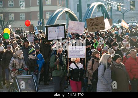 Salzburg, Österreich. 12th Dez 2021. Unterschreiben Sie gegen obligatorische Impfungen: „ Mein Körper meine Wahl “, „ Freiheit für Österreich “. Am 12. Dezember 2021 nahmen etwa 4500 Personen an einer Demonstration gegen alle Covid-19-Maßnahmen wie Zwangsmasken oder die obligatorische Impfung in Salzburg Teil. Die Parteien MFG und FPOe organisierten den Protest. (Foto: Alexander Pohl/Sipa USA) Quelle: SIPA USA/Alamy Live News Stockfoto