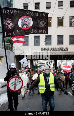 Salzburg, Österreich. 12th Dez 2021. Flagge: „ nie wieder Lockdown/kein Covid-Impfstoff“. Am 12. Dezember 2021 nahmen etwa 4500 Personen an einer Demonstration gegen alle Covid-19-Maßnahmen wie Zwangsmasken oder die obligatorische Impfung in Salzburg Teil. Die Parteien MFG und FPOe organisierten den Protest. (Foto: Alexander Pohl/Sipa USA) Quelle: SIPA USA/Alamy Live News Stockfoto