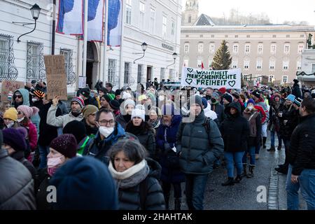 Salzburg, Österreich. 12th Dez 2021. Banner: „ Wahrheit Menschenrechte Freiheit “. Am 12. Dezember 2021 nahmen etwa 4500 Personen an einer Demonstration gegen alle Covid-19-Maßnahmen wie Zwangsmasken oder die obligatorische Impfung in Salzburg Teil. Die Parteien MFG und FPOe organisierten den Protest. (Foto: Alexander Pohl/Sipa USA) Quelle: SIPA USA/Alamy Live News Stockfoto