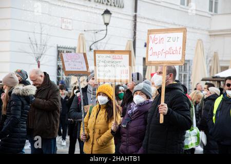 Salzburg, Österreich. 12th Dez 2021. Am 12. Dezember 2021 nahmen etwa 4500 Personen an einer Demonstration gegen alle Covid-19-Maßnahmen wie Zwangsmasken oder die obligatorische Impfung in Salzburg Teil. Die Parteien MFG und FPOe organisierten den Protest. (Foto: Alexander Pohl/Sipa USA) Quelle: SIPA USA/Alamy Live News Stockfoto