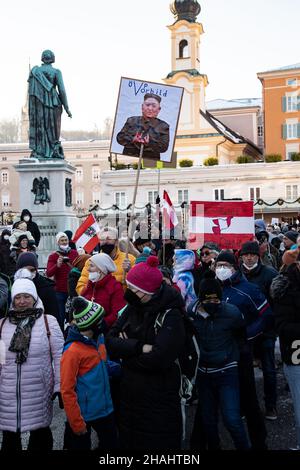 Salzburg, Österreich. 12th Dez 2021. Zeichen: Kim Jong UN OeVP Vorbild. Am 12. Dezember 2021 nahmen etwa 4500 Personen an einer Demonstration gegen alle Covid-19-Maßnahmen wie Zwangsmasken oder die obligatorische Impfung in Salzburg Teil. Die Parteien MFG und FPOe organisierten den Protest. (Foto: Alexander Pohl/Sipa USA) Quelle: SIPA USA/Alamy Live News Stockfoto