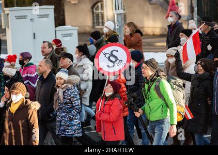 Salzburg, Österreich. 12th Dez 2021. Unterschreiben Sie gegen obligatorische Impfungen. Am 12. Dezember 2021 nahmen etwa 4500 Personen an einer Demonstration gegen alle Covid-19-Maßnahmen wie Zwangsmasken oder die obligatorische Impfung in Salzburg Teil. Die Parteien MFG und FPOe organisierten den Protest. (Foto: Alexander Pohl/Sipa USA) Quelle: SIPA USA/Alamy Live News Stockfoto