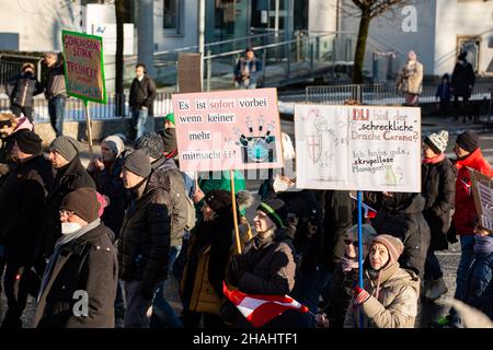 Salzburg, Österreich. 12th Dez 2021. Am 12. Dezember 2021 nahmen etwa 4500 Personen an einer Demonstration gegen alle Covid-19-Maßnahmen wie Zwangsmasken oder die obligatorische Impfung in Salzburg Teil. Die Parteien MFG und FPOe organisierten den Protest. (Foto: Alexander Pohl/Sipa USA) Quelle: SIPA USA/Alamy Live News Stockfoto