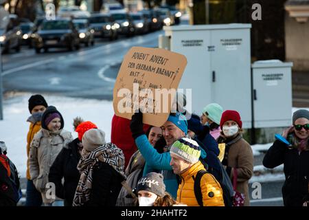 Salzburg, Österreich. 12th Dez 2021. Gegen Boosting unterschreiben. Am 12. Dezember 2021 nahmen etwa 4500 Personen an einer Demonstration gegen alle Covid-19-Maßnahmen wie Zwangsmasken oder die obligatorische Impfung in Salzburg Teil. Die Parteien MFG und FPOe organisierten den Protest. (Foto: Alexander Pohl/Sipa USA) Quelle: SIPA USA/Alamy Live News Stockfoto