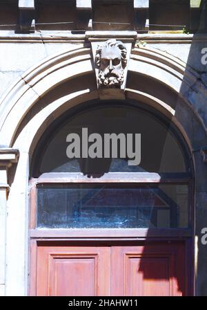 Geformter Trapezstein über dem Eingang. Inverness, Schottland. Stockfoto