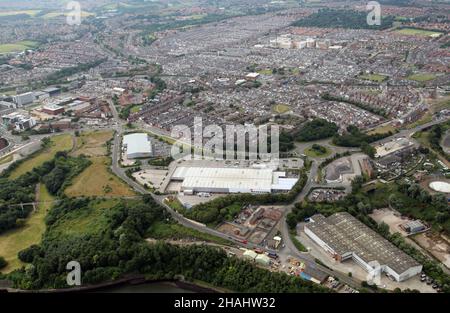 Luftaufnahme des Trimdon Street Retail Park, Deptford, Sunderland mit Blick nach Süden in Richtung Sunderland Royal Hospital, Tyne & Wear Stockfoto