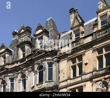 Obere Wohnreihe auf der High Street in Paisley, Schottland. Stockfoto