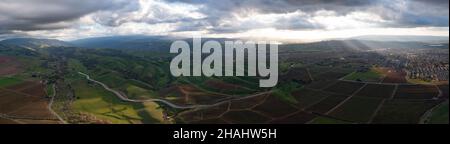 Niedrige Wolken am Nachmittag driften über die malerischen Weinberge in der Tri-Valley-Region von Nordkalifornien, östlich der San Francisco Bay. Stockfoto