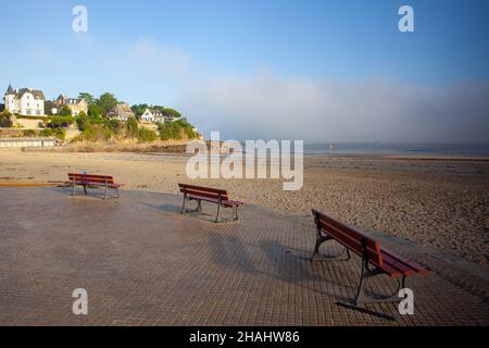 Drei Bänke auf der herrlichen Promenade du Clair de Lune, Dinard, Bretagne Frankreich.die ganze Promenade ist riesig, wahrscheinlich etwa 15-20 km Stockfoto