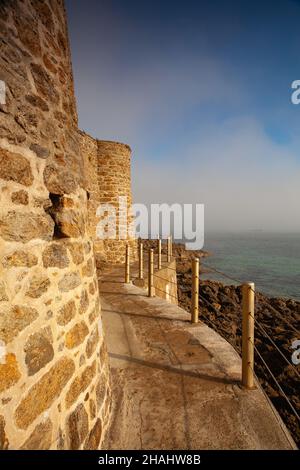 Erstaunliche Promenade du Clair de Lune, Dinard, Bretagne Frankreich.die ganze Promenade ist riesig, wahrscheinlich etwa 15-20 km. Stockfoto