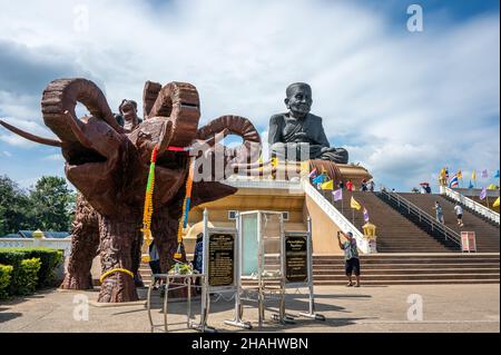 Wat Huay Mongkol ist ein berühmter Tempel außerhalb von Hua hin in der Prachuap Khiri Khan Provinz in Thailand. Stockfoto