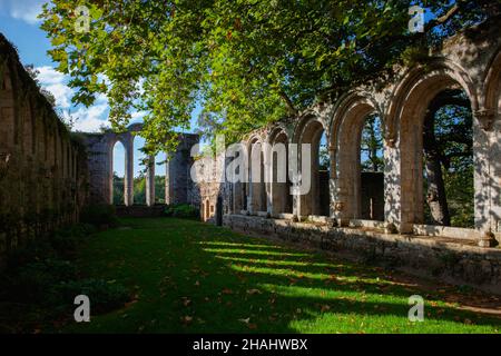 Beauport Abbey ist eine charmante Abtei im Norden der Bretagne, Frankreich. Die Abtei wurde hier ursprünglich im 13th. Jahrhundert gegründet Stockfoto