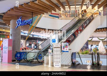Bluport Hua hin Resort Mall ist ein modernes Einkaufszentrum in Hua hin, Thailand mit Einzelhandelsgeschäften, Restaurants und Gourmet-Märkten. Stockfoto